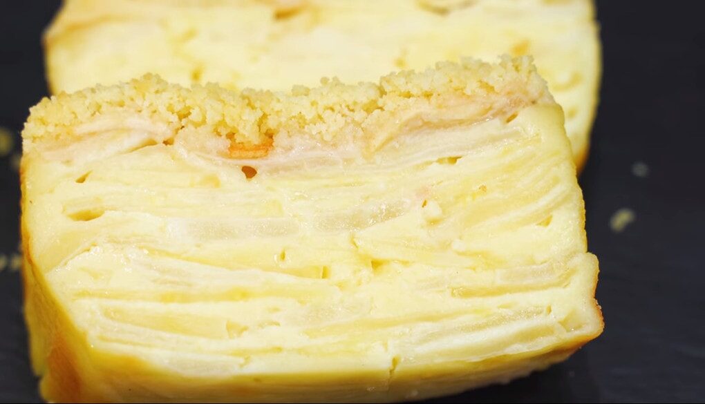 Тесто этого пирога при выпечке превращается в нежнейший крем. А готовится он очень просто