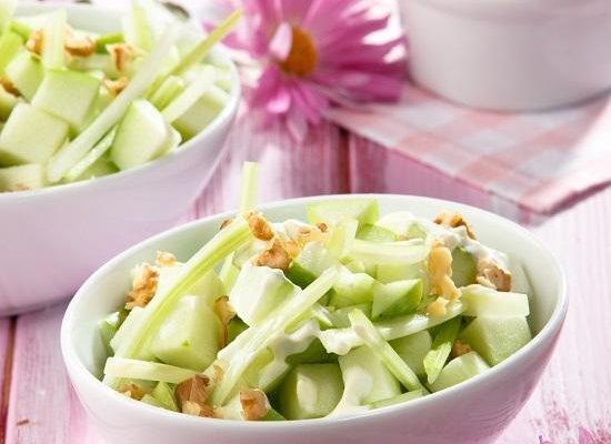 Легкий салат из яблока и сельдерея с необычной заправкой