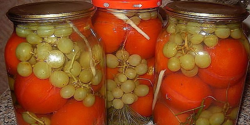 Маринованные помидоры с виноградом. Вкус получается такой, что потом не оторвешься! По этому рецепту мариновала еще моя бабушка.