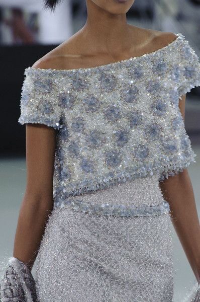 Платья в стиле Chanel: подборка классических фасонов