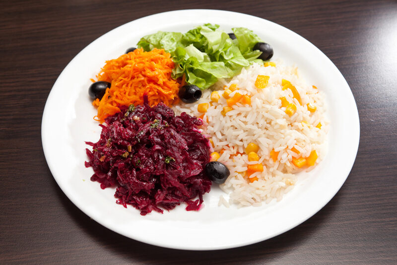 Ешь и не полней: 5 низкокалорийных салатов из свеклы, которые можно есть на ночь