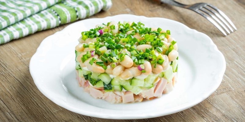 10 сытных салатов с курицей, от которых вы будете в восторге