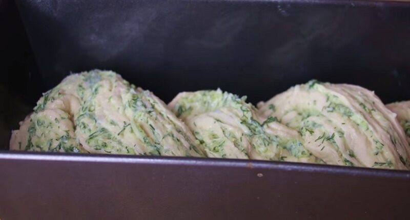 Чесночный пирог с зеленью и сыром. Перед его ароматом не устоит никто.