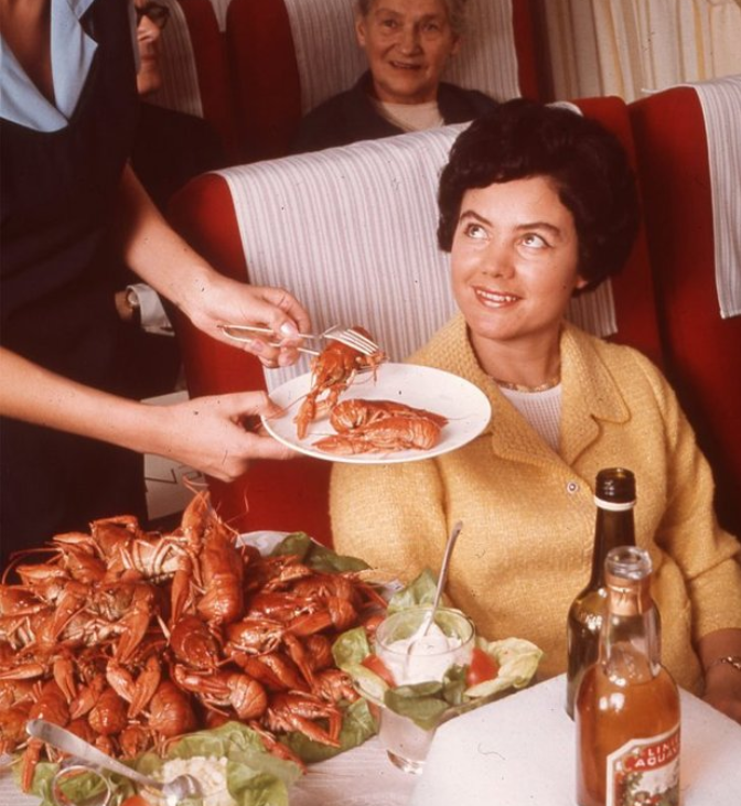 Питание на борту самолета: чем кормили пассажиров 50 лет назад